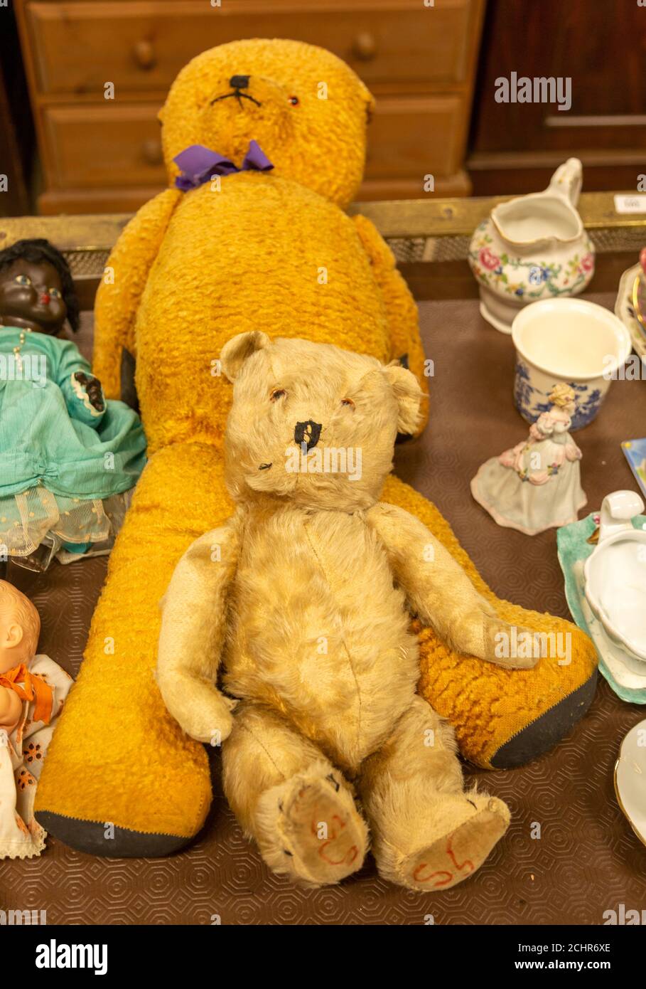 Zwei Vintage Teddybären zum Verkauf bei einer Auktion Stockfoto
