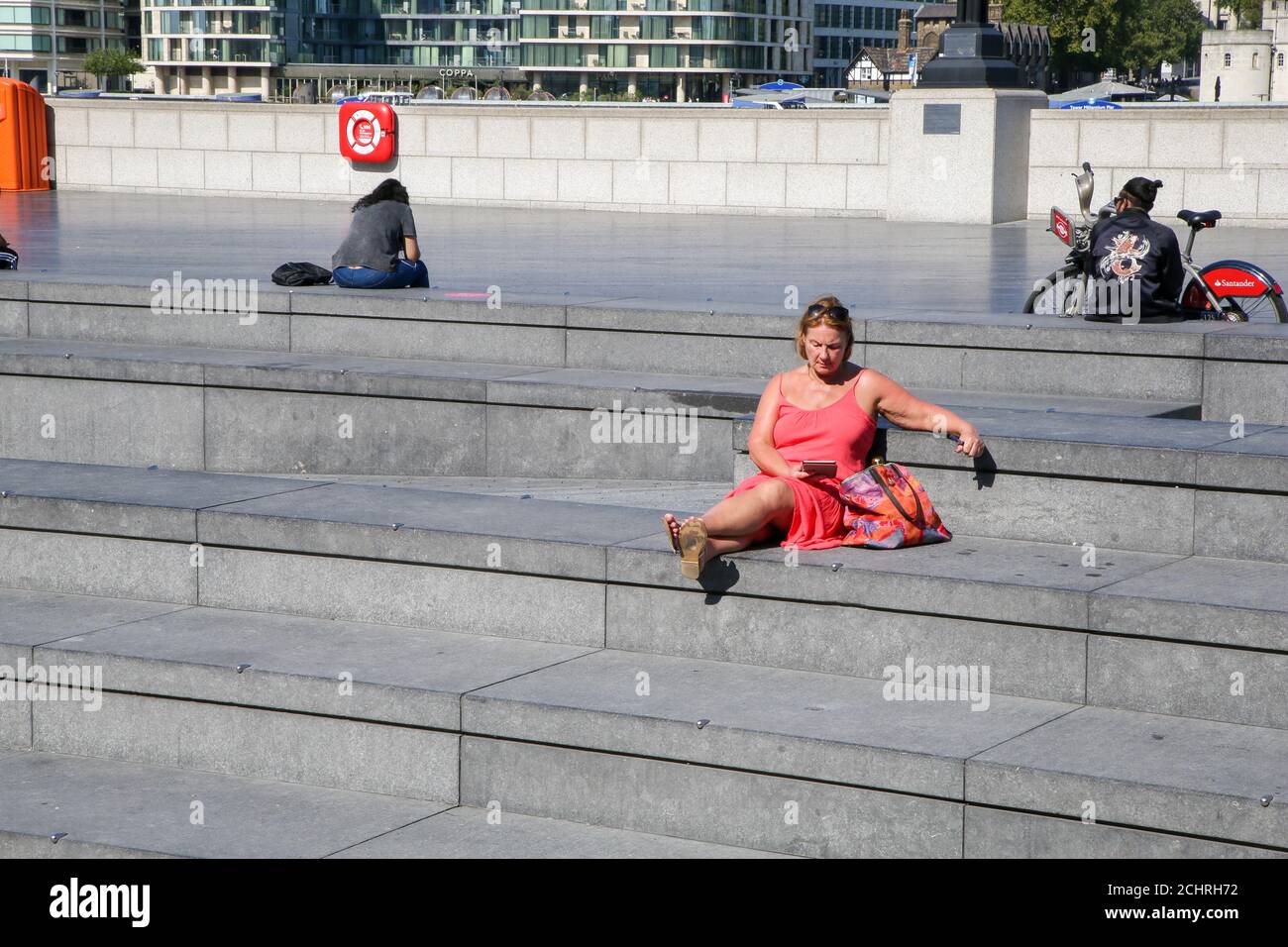 London, UK 14 Sept 2020 - weniger Menschen genießen das warme und sonnige Wetter in More London während der Mittagspause, da die Mini-Hitzewelle in der Hauptstadt weitergeht. Mehr London und in der Nähe Potters Field Park wäre normalerweise sehr beschäftigt mit Touristen und Büroangestellten bei sonnigem Wetter. Die Regierung hat angekündigt, dass Versammlungen von mehr als sechs Personen ab heute verboten werden, da die Zahl der COVID19-Fälle zu steigen begonnen hat. Credit Dinendra Haria /Alamy Live News Stockfoto