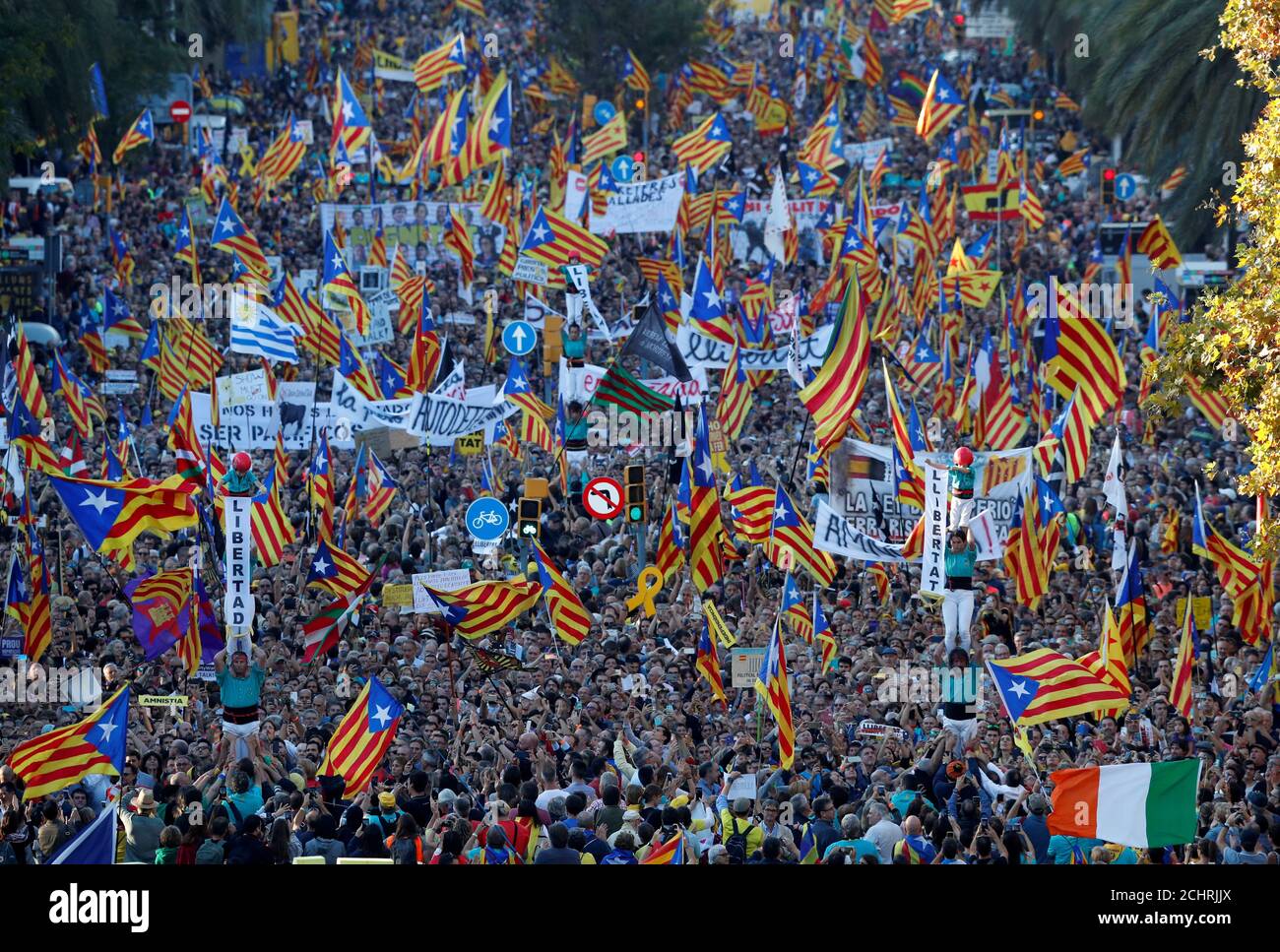 Menschen bilden einen menschlichen Turm und halten Transparente mit der Aufschrift "Freiheit", während katalanische Demonstranten für die Unabhängigkeit an einem Protest teilnehmen, um die Freilassung inhaftierten separatistischen Führern in Barcelona, Spanien, am 26. Oktober 2019 zu fordern. REUTERS/Albert Gea Stockfoto