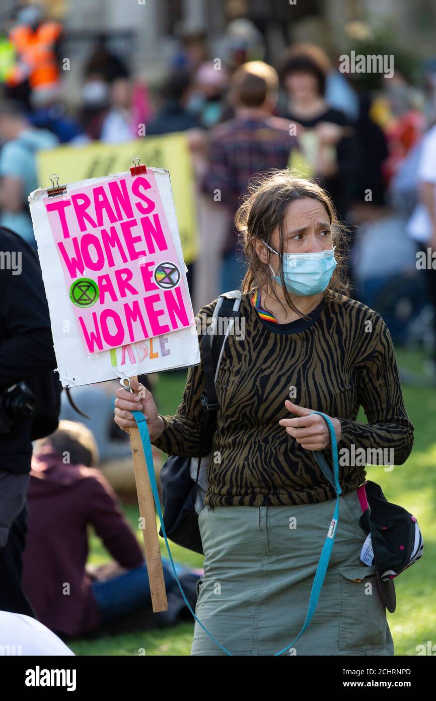 Eine Frau mit runzeliger Stirn, die ein Plakat hält, Demonstration des Extinction Rebellion, Parliament Square, London, 5. September 2020 Stockfoto