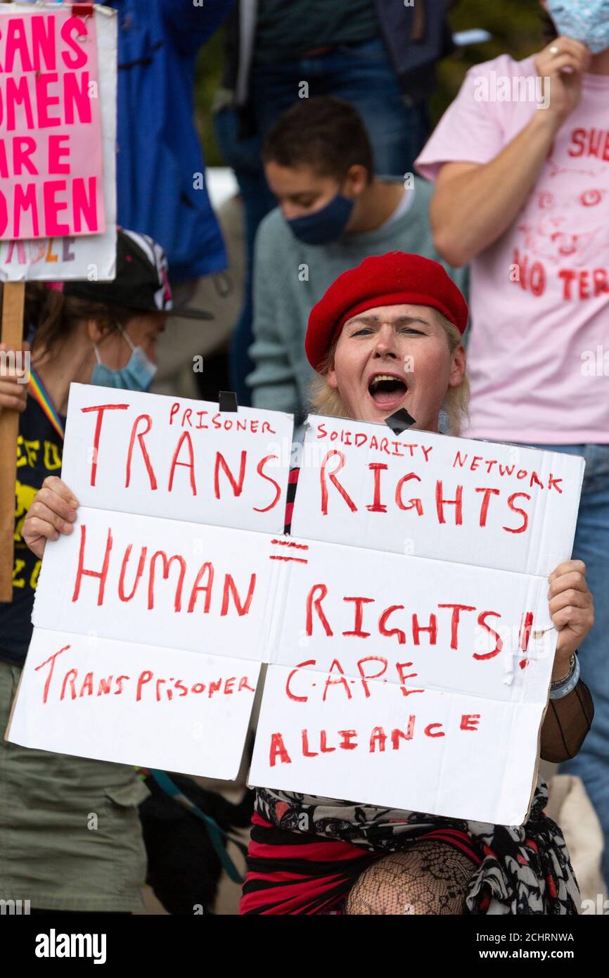 Porträt einer Transgender-Person während einer Extinction Rebellion Demonstration, Parliament Square, London, 5. September 2020 Stockfoto