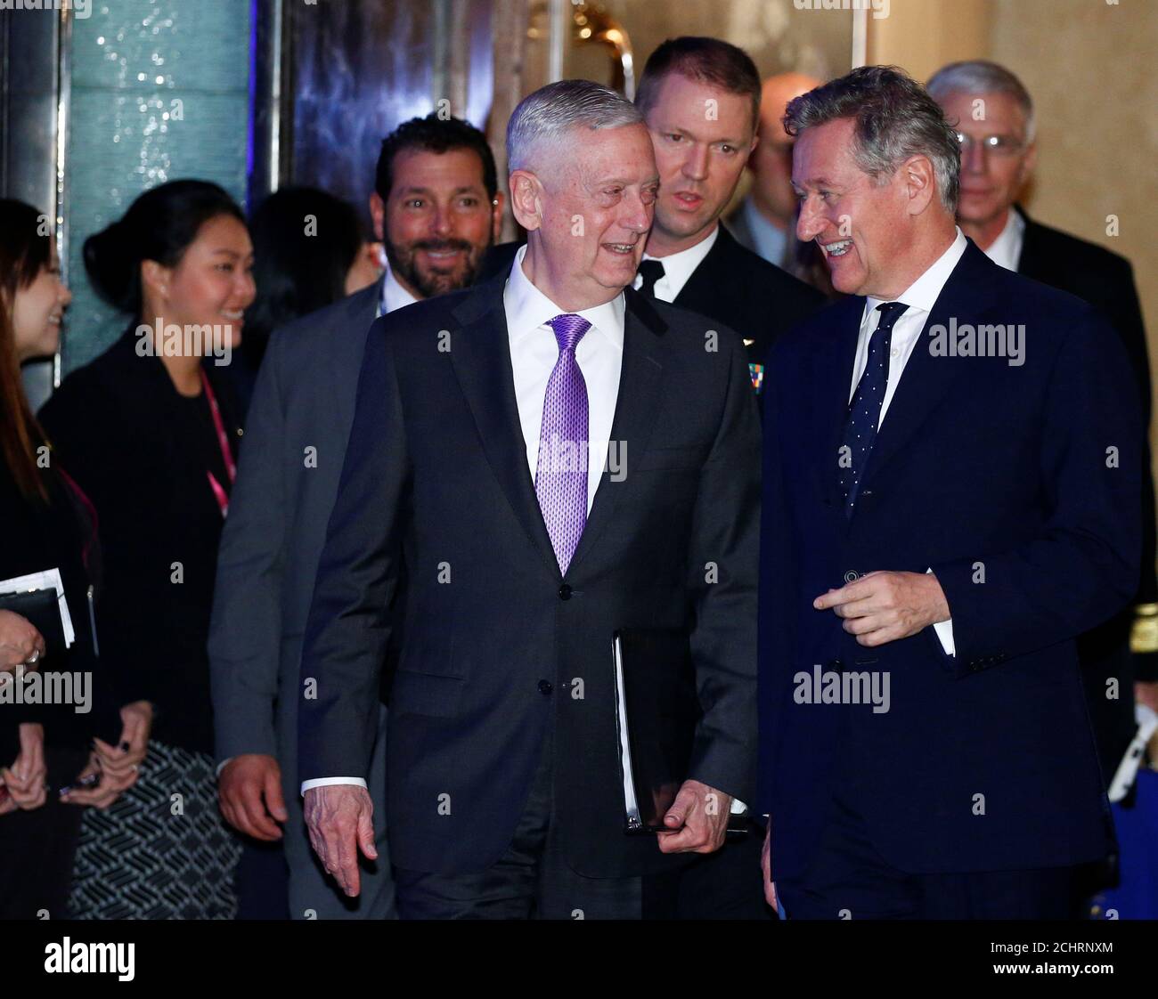 Der US-Verteidigungsminister James Mattis kommt vor, um beim 16. IISS Shangri-La Dialog in Singapur am 3. Juni 2017 zu sprechen. REUTERS/Edgar Su Stockfoto