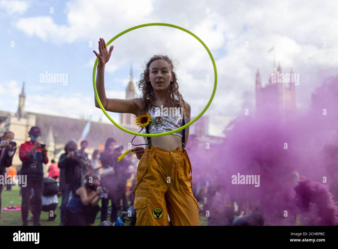 Hula Hoop Tänzerin und farbiger Rauch, Extinction Rebellion Demonstration, Parliament Square, London, 5. September 2020 Stockfoto