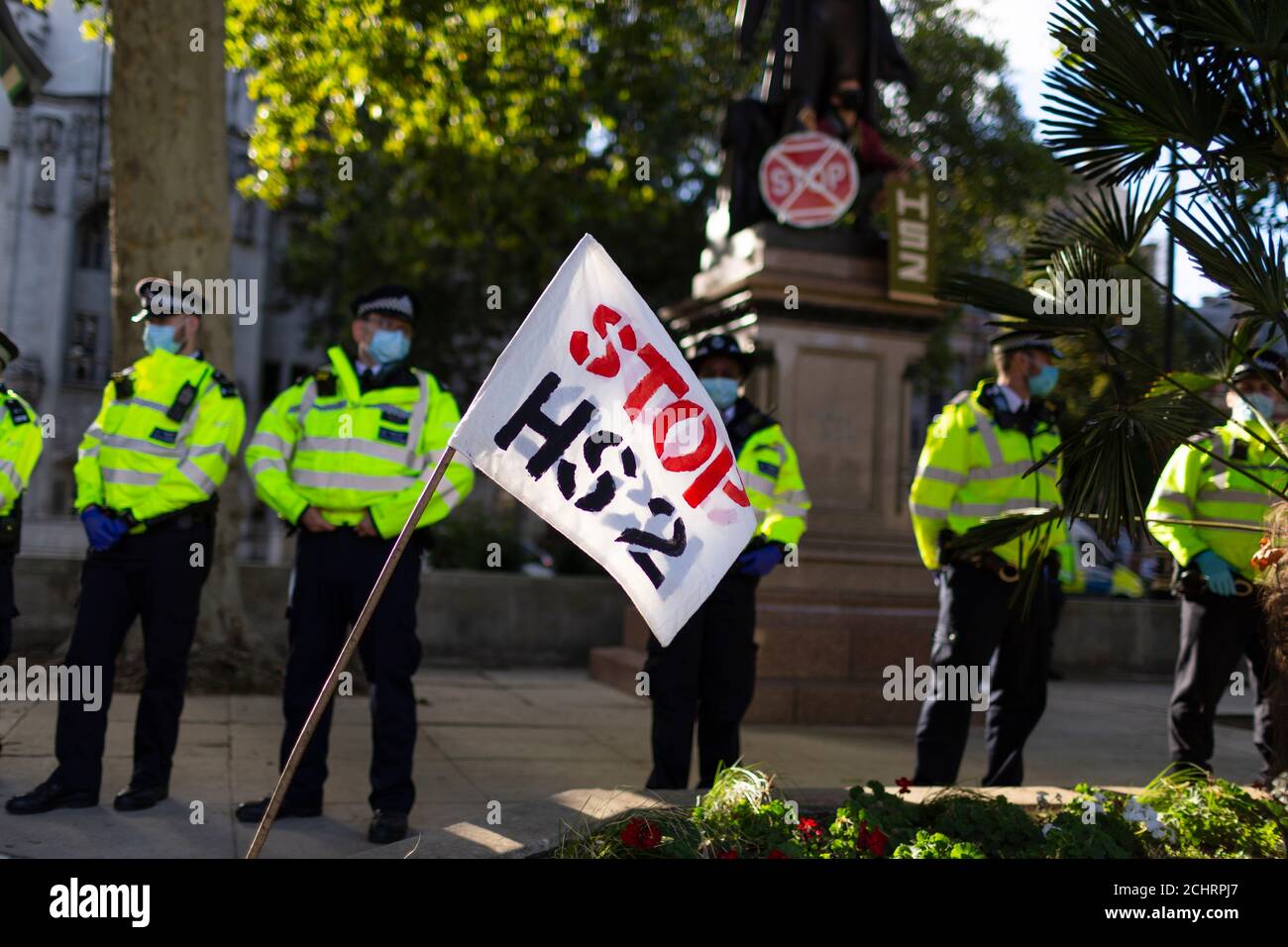 Eine Protestfahne und Polizei während der HS2 Rebellion Tree Besetzung, Parliament Square, London, 5. September 2020 Stockfoto