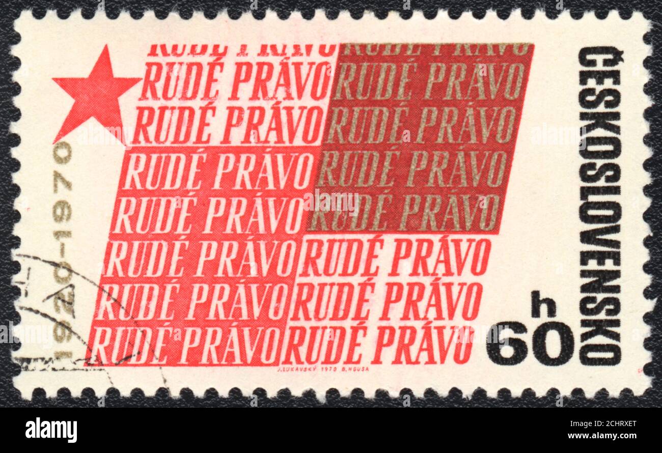 Eine in der Tschechoslowakei gedruckte Briefmarke zeigt das 50-jährige Jubiläum der Zeitung Rude Pravo (die Rote Rechte), um 1970 Stockfoto