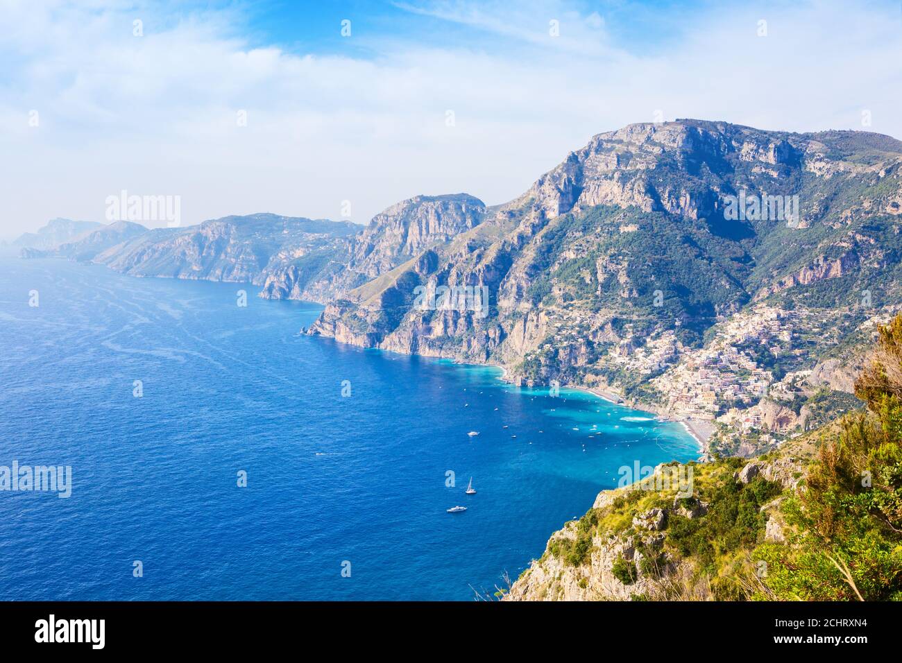 Landschaftlich schöne Aussicht auf die Amalfiküste vom Weg der Götter ( Sentiero degli Dei ) in der Nähe von Positano, Provinz Salerno, Kampanien, Italien. Stockfoto