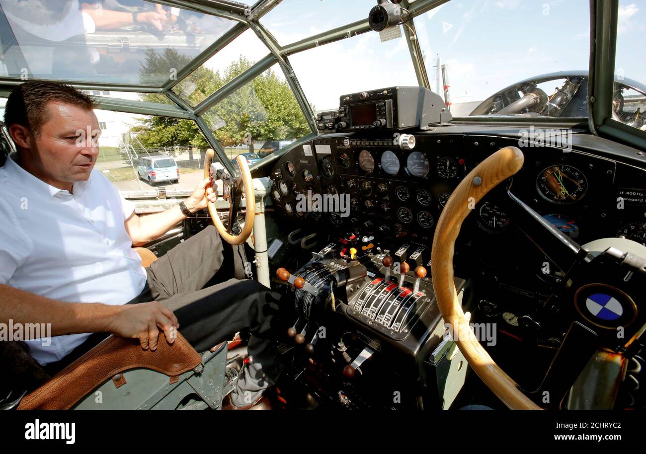 Hauptpilot Andreas Pfisterer von JU-AIR Airline sitzt im Cockpit eines Junkers  Ju-52 Flugzeugs nach einer Pressekonferenz am Flughafen Dübendorf, Schweiz,  17. August 2018. REUTERS/Arnd Wiegmann Stockfotografie - Alamy