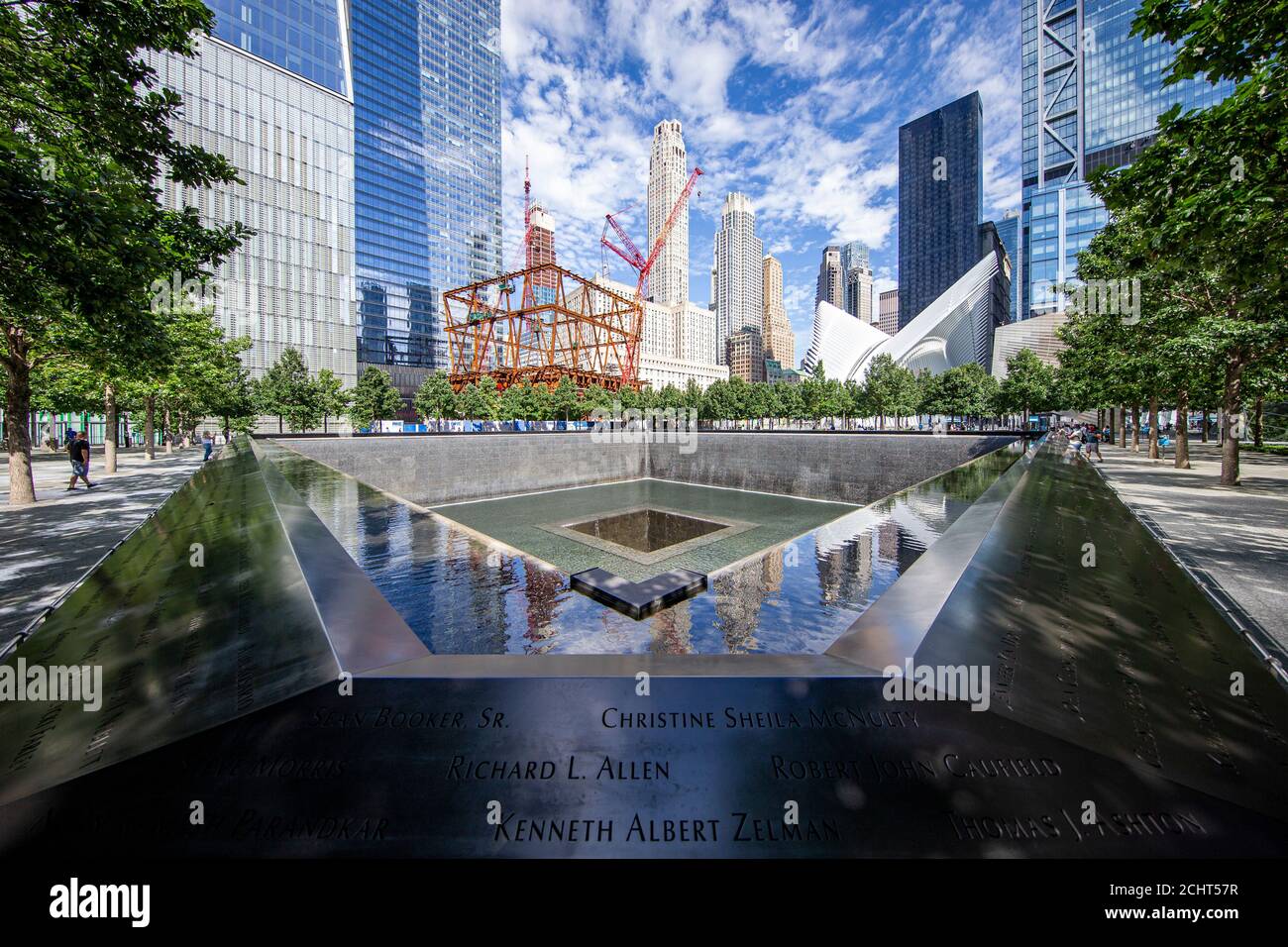 Ein Blick auf Lower Manhattan von einer von zwei reflektierende Pools an der Nationalen September 11 Memorial and Museum, wo die ursprüngliche One World Trade Center auf Stockfoto