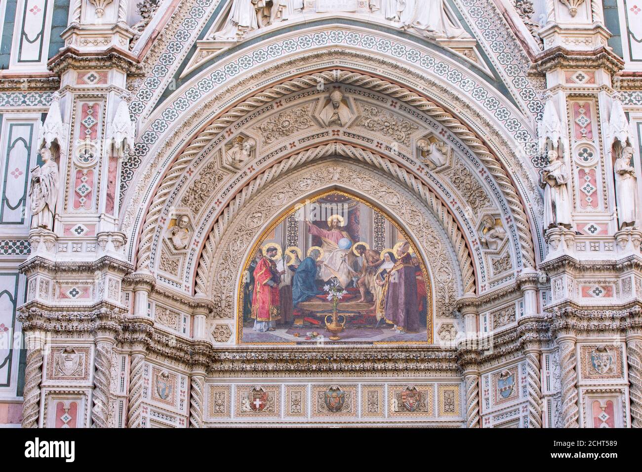 Ein schönes dekoratives Gemälde auf der Tafel über der Eingangstür des Duomo Santa Maria del Fiore, (Kathedrale Santa Maria del Fiore) Florenz Stockfoto