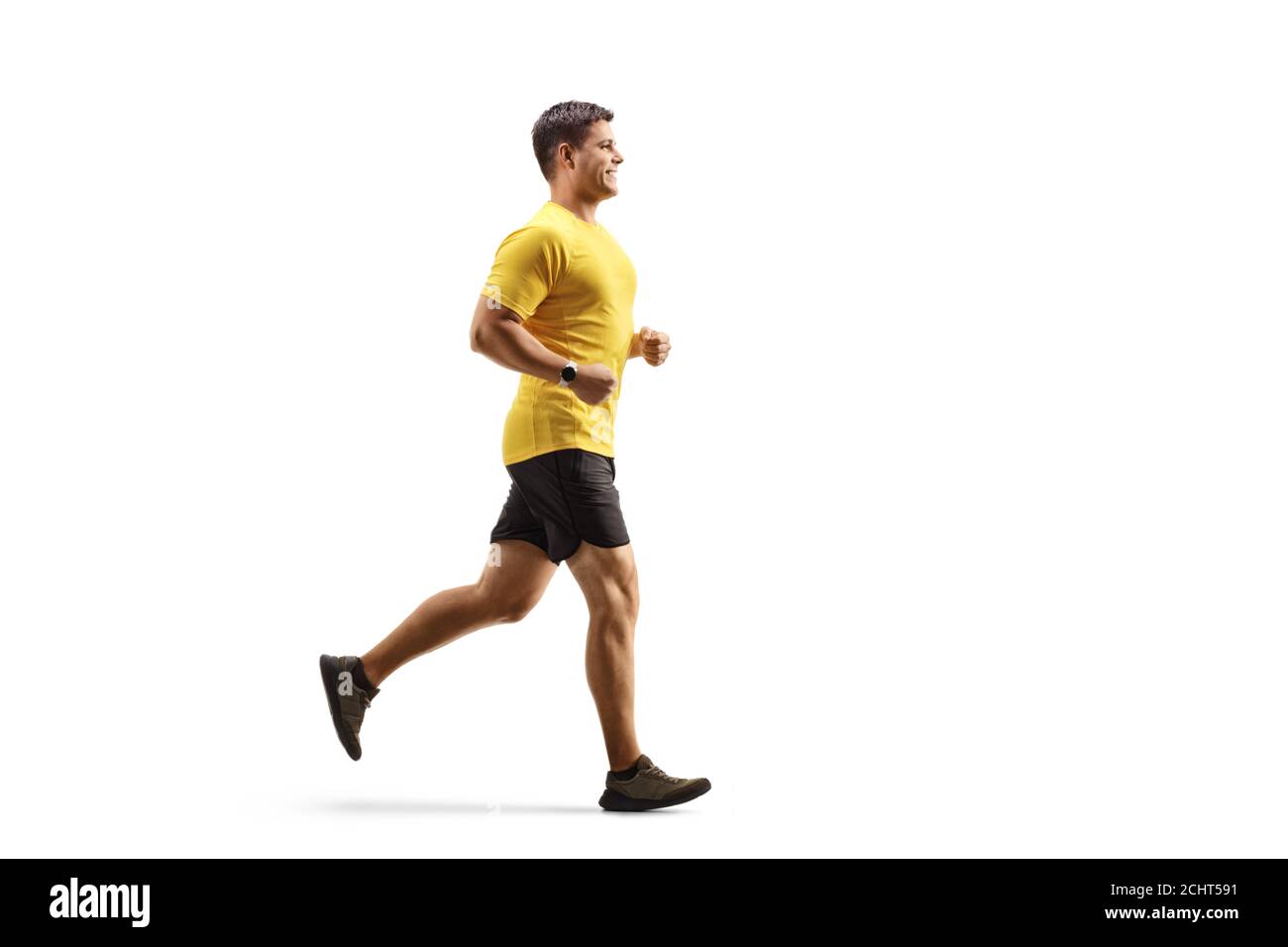 In voller Länge Profilaufnahme eines flinken Mannes in einem Gelbes T-Shirt und schwarze Shorts laufen isoliert auf weißem Hintergrund Stockfoto