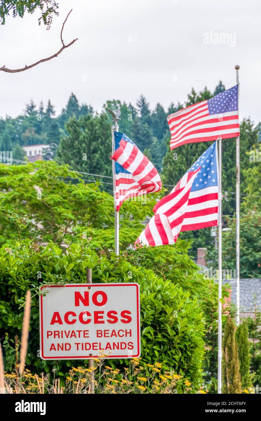 Ein No Access Private Beach Schild mit amerikanischen Flaggen in West Seattle, USA. Stockfoto