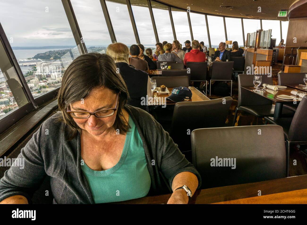 Space Needle Restaurant, Seattle. NB: Model Release für Person nächste Kamera verfügbar. Stockfoto