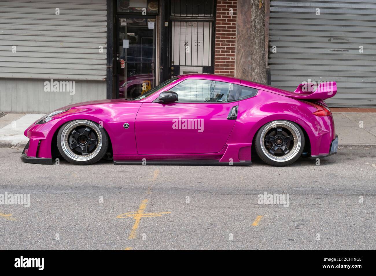 Ein kundenspezifischer magenta 2015 Nissan modifiziert von der japanischen Firma Veilside. Geparkt in der 162nd St. in Flushing, Queens, New York City. Stockfoto