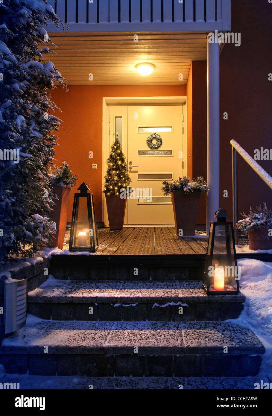 Willkommen Weihnachten - Haus Eingang verschneiten Treppen und Tür mit Dekoration Stockfoto