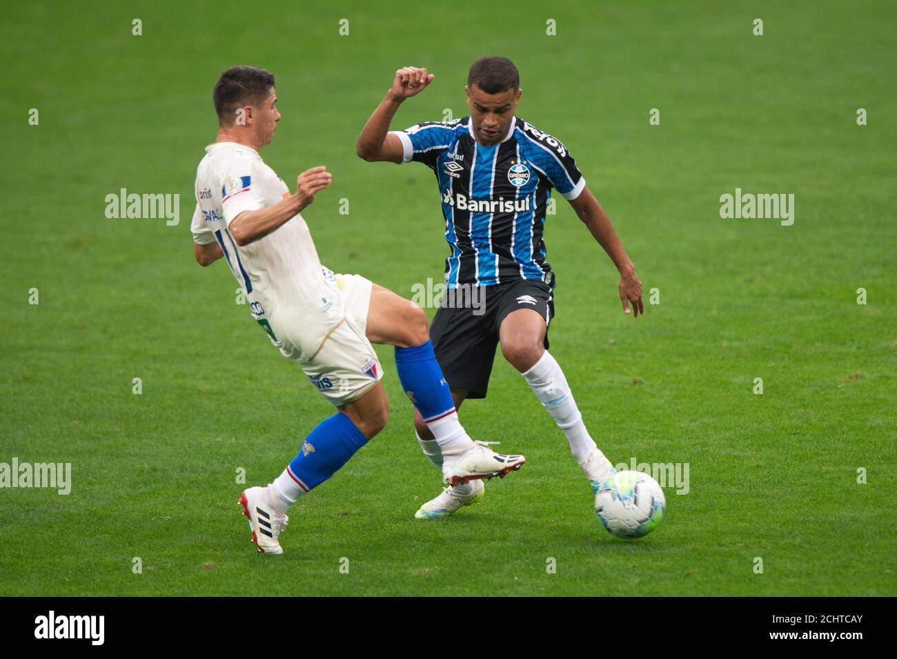 13. September 2020; Arena do Gremio Stadion, Porto Alegre, Brasilien; Brasilianische Serie A, Gremio gegen Fortaleza; Alisson von Gremio in Angriff genommen von Osvaldo von Fortaleza Stockfoto