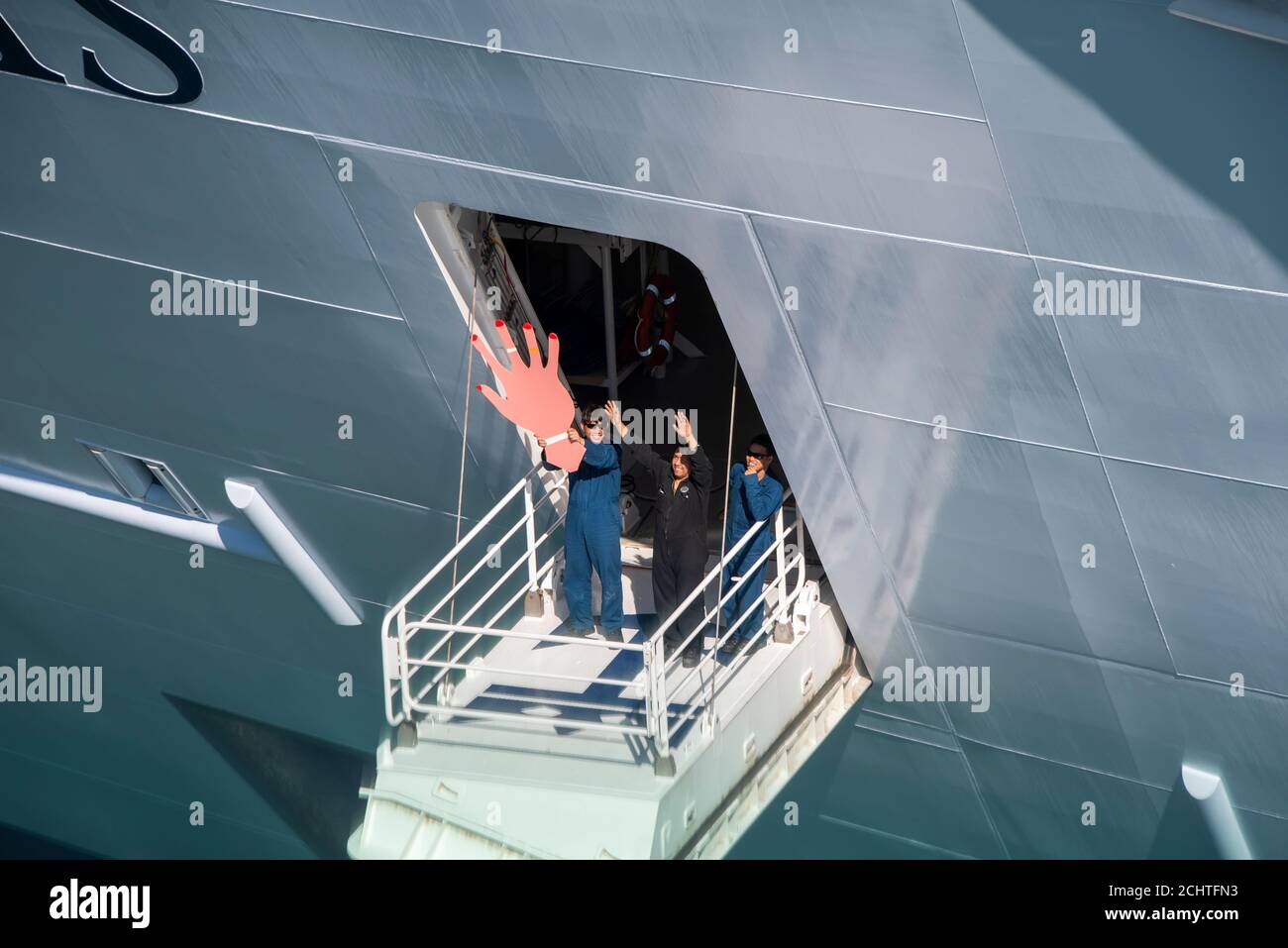 Barcelona, Spanien - 7. Juni 2016: Freundliche Crew-Mitglieder winken vom neuesten Schiff der Royal Caribbean, der Harmony of the Seas, im Hafen von Barcelona. Stockfoto