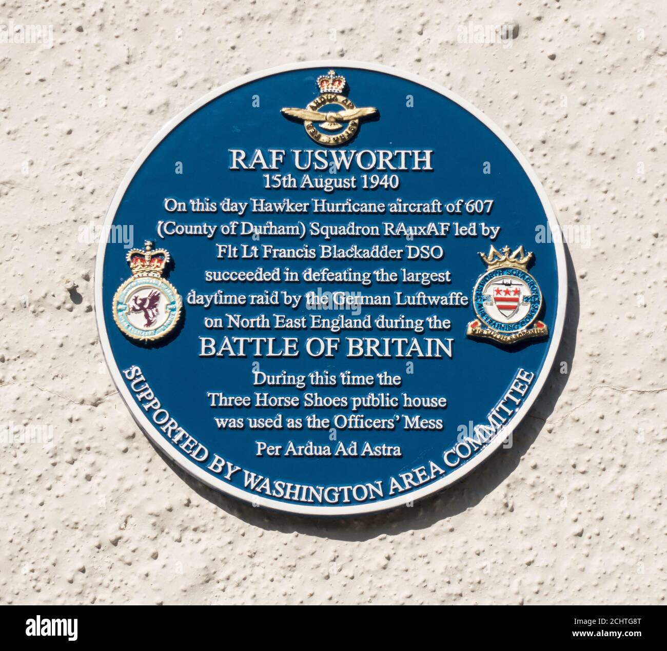 Eine blaue Tafel, die an die Errungenschaften der 607 Geschwader erinnert, die bei RAF Usworth in der Schlacht von Großbritannien, Usworth, Washington England, ansässig sind Stockfoto