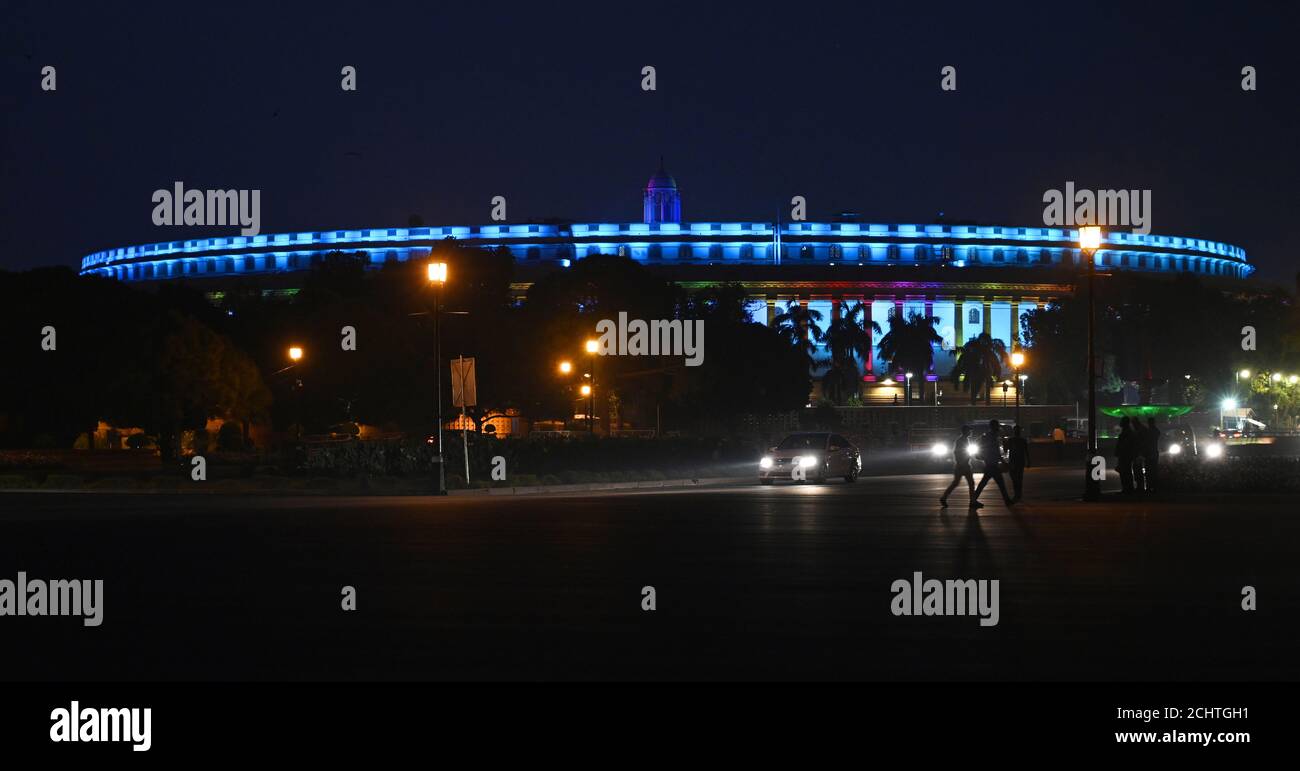 Neu Delhi, Indien. September 2020. Ein Blick auf Indian Parliament House, Sansad Bhavan.LED-Beleuchtung für Indian Parliament House außen. Inmitten COVID-19 Pandemie indischen Parlament wieder. In einer ersten Vereinbarung dieser Art in der Geschichte des indischen Parlaments werden Rajya Sabha und Lok Sabha turnusweise Sitzungen unter Berücksichtigung der sozialen Distanzierungsnormen aufgrund der Coronavirus-Pandemie während der Monsunsitzung zwischen dem 14. September und dem 1. Oktober haben. Quelle: PRASOU/Alamy Live News Stockfoto