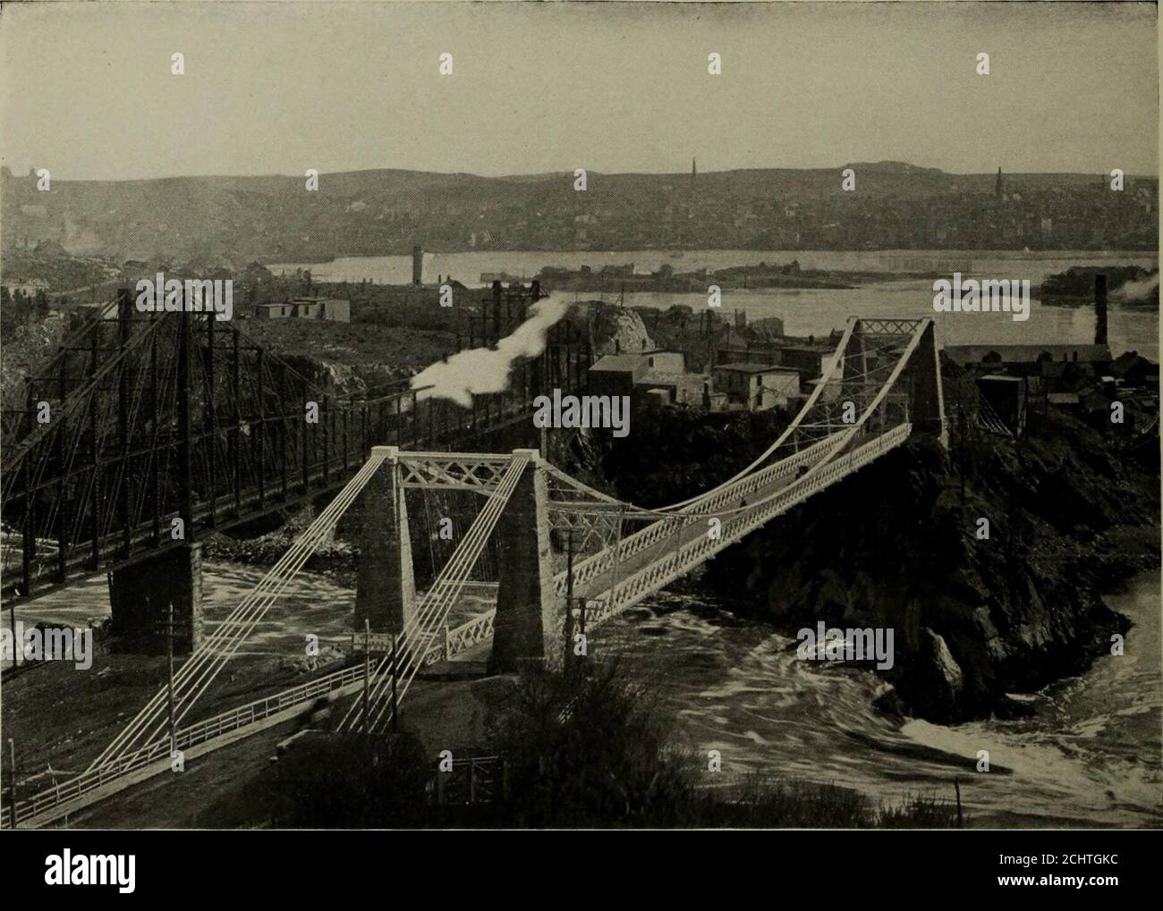 . Blick auf kanadische Städte, Toronto, Ottawa, Montreal, Quebec, St. John, Halifax. ■ DIE BASILIKA, STE. ANNE DE BEAUPREDer berühmte Schrein von La Bonne Sainte Anne liegt 22 km von Quebec entfernt, unterhalb der Montmorency Falls. Es ist seit über 250 Jahren das Mekka frommer Pilger, die nach einer Erneuerung der Gesundheit suchen, und ist wahrscheinlich der am meisten verehrte Schrein in Amerika. Die Kirche ist eine massive und schöne Struktur aus grauem Stein. Withinare riesige Pyramiden von Krücken und Stöcke von Krüppel und Invaliden durch die Fürsprache des heiligen geheilt links. ■&t 3Wbn. RÜCKFAHRFÄLLE UND BRIDGESST. John, der Metrop Stockfoto