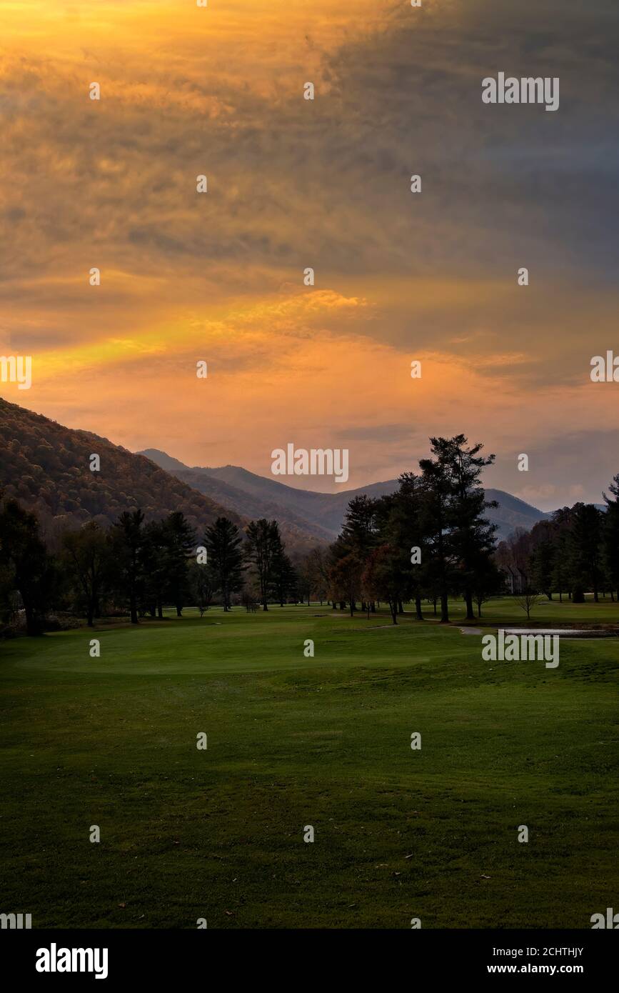 Schöner bunter Himmel bei Sonnenuntergang über den Bergen im Norden Carolina Stockfoto