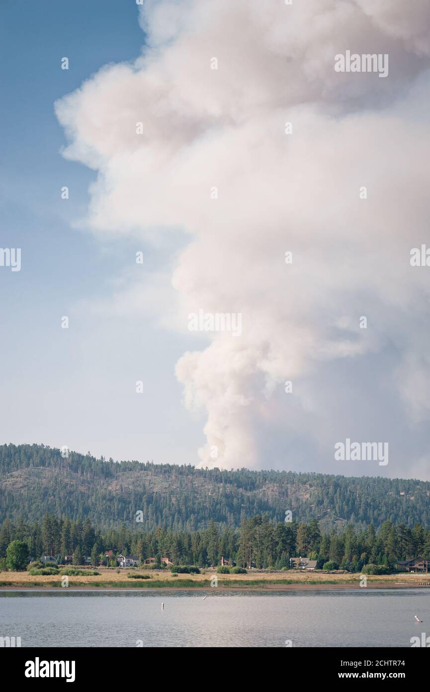 Morgenaufnahme des El Dorado Fire in Big Bear Lake, CA. Stockfoto