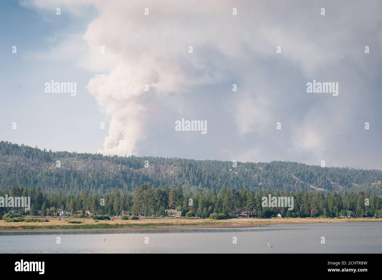 Morgenaufnahme des El Dorado Fire in Big Bear Lake, CA. Stockfoto
