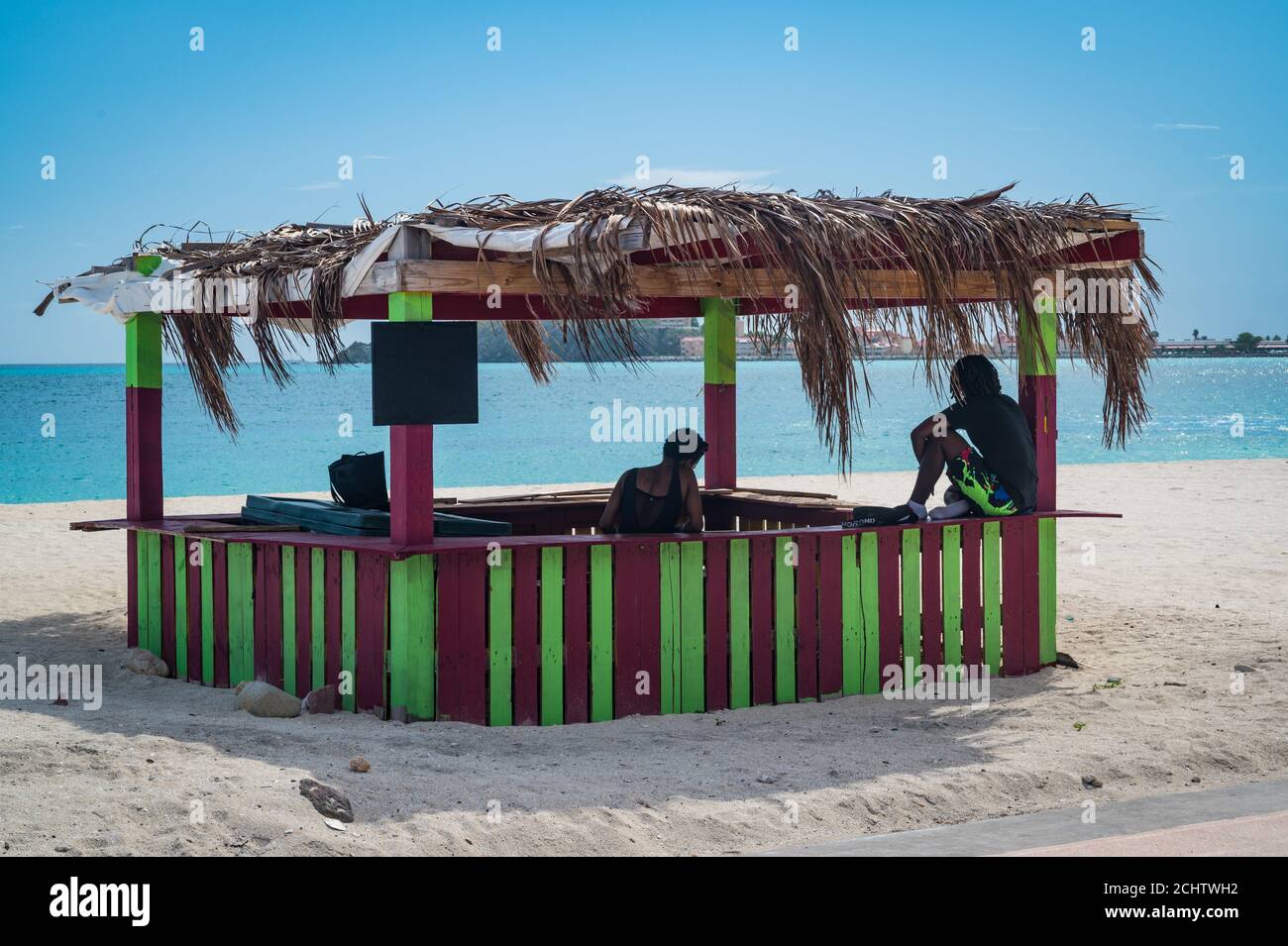 Einsame Strände und türkisfarbenes Wasser in Philipsburg, der Hauptstadt der niederländischen Hälfte der Insel St. Martin Stockfoto