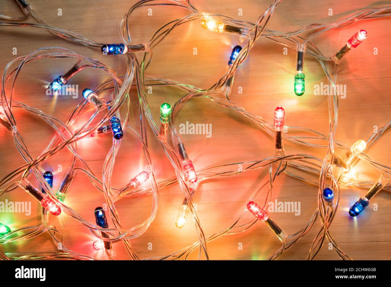 Bunte weihnachtslichter auf einem Holztisch Stockfoto