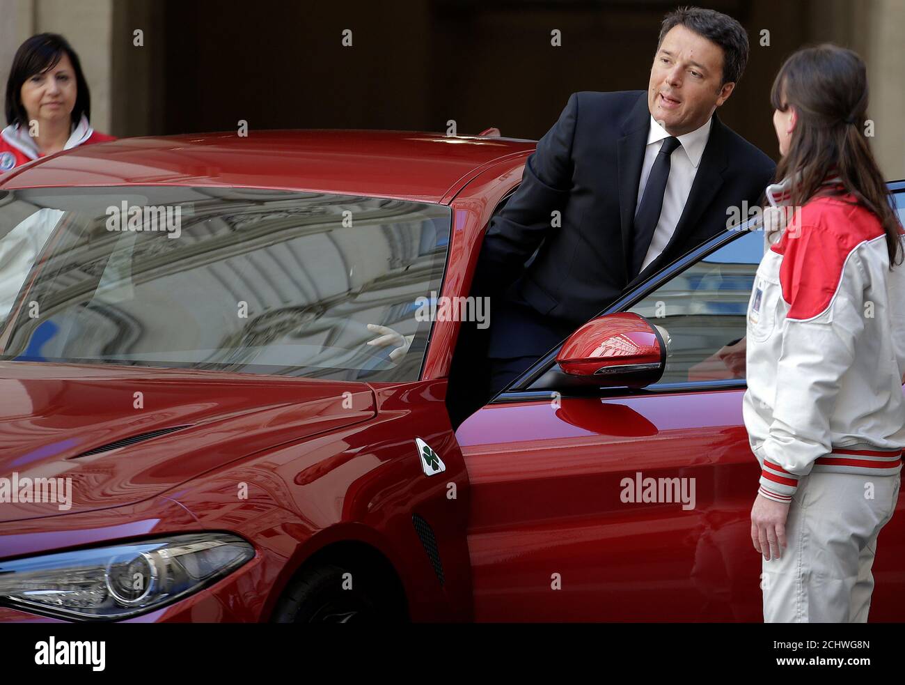 Der italienische Premierminister Matteo Renzi tritt am 5. Mai 2016 im Chigi Palast in Rom, Italien, das neue Modell von Alfa Romeo 'Giulia' ein. REUTERS/Max Rossi Stockfoto