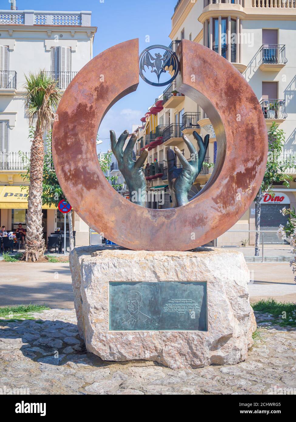 SITGES, SPANIEN-18. JULI 2020: Bacardi Skulptur von Lorenzo Quinn Stockfoto