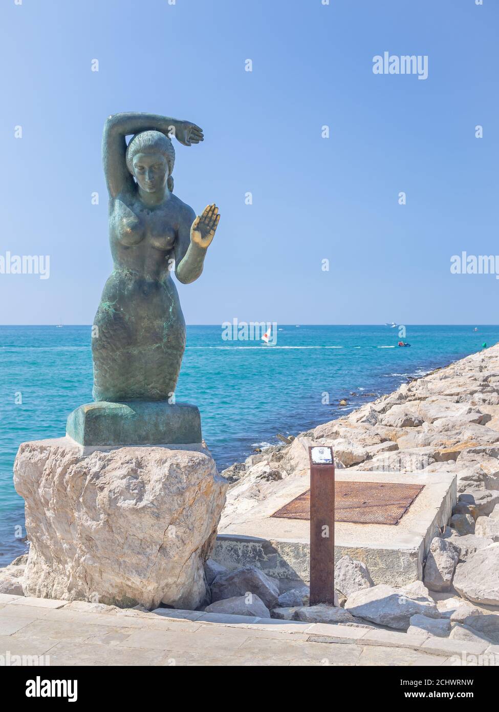 SITGES, SPANIEN-18. JULI 2020: Bronzestatue der Meerjungfrau von La Punta mit dem Titel 'Sirena de Pere Jou' Stockfoto