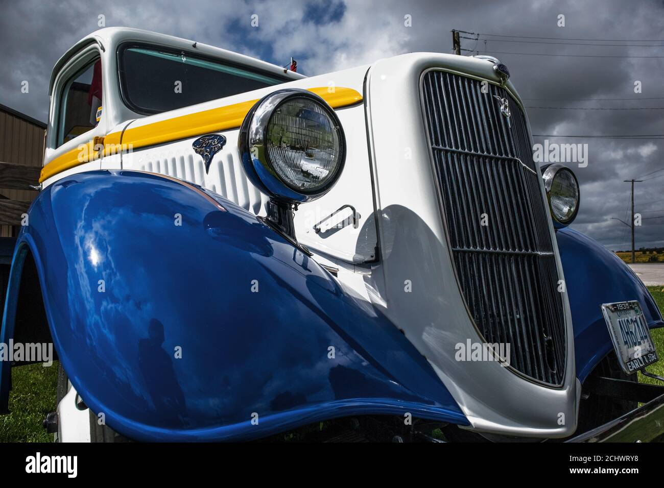 Eine niedrige Ansicht des 1935 Ford 1 1/2-Tonnen-LKW (Kabine und Vorderseite). Stockfoto