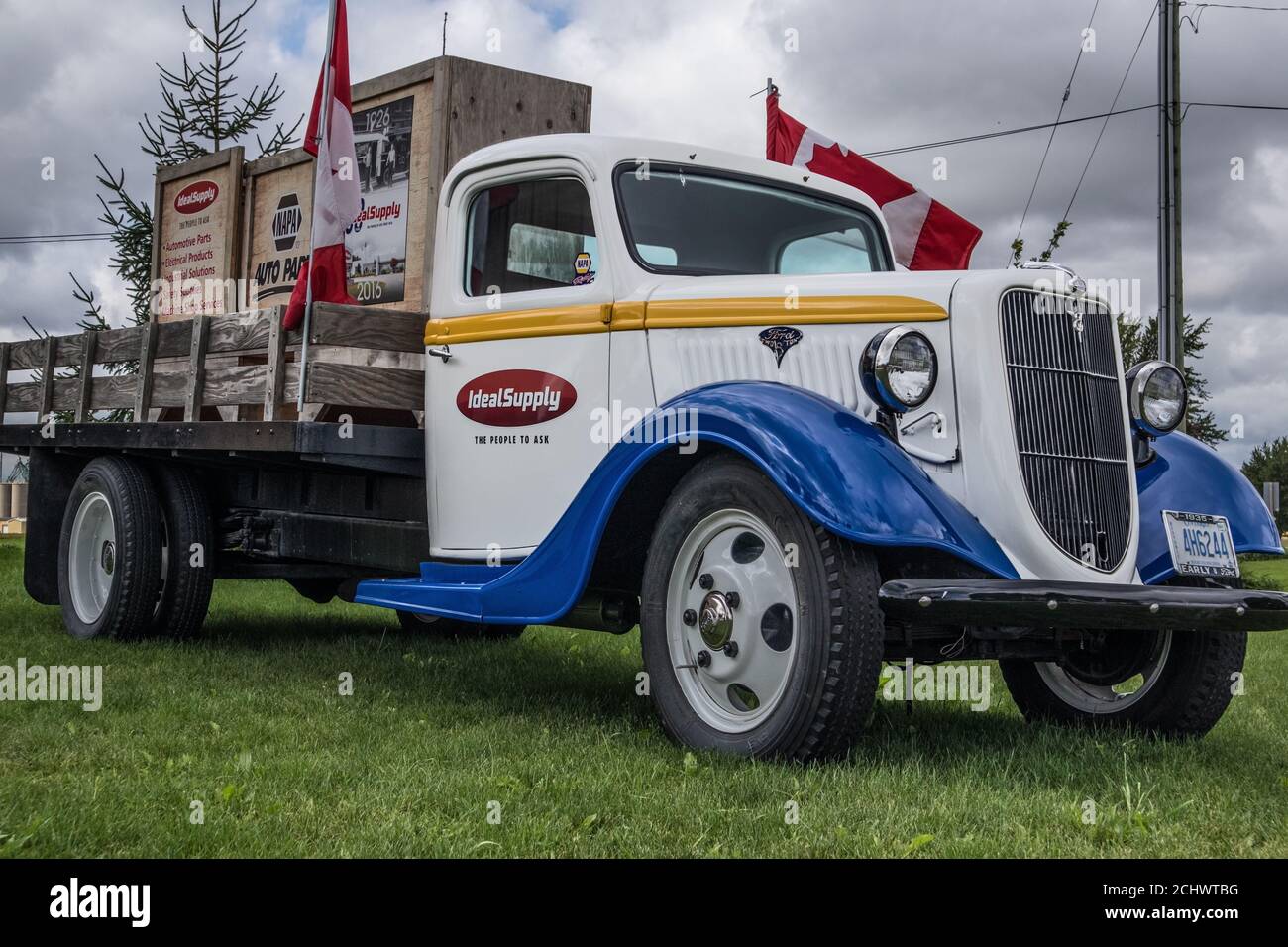 Vintage, renoviert Ford LKW 1935, V8, 1 1/2 Ton, im Besitz der Marke NAPA. Das Fahrzeug wird immer noch für Werbung und allgemeine Neugier verwendet. Stockfoto