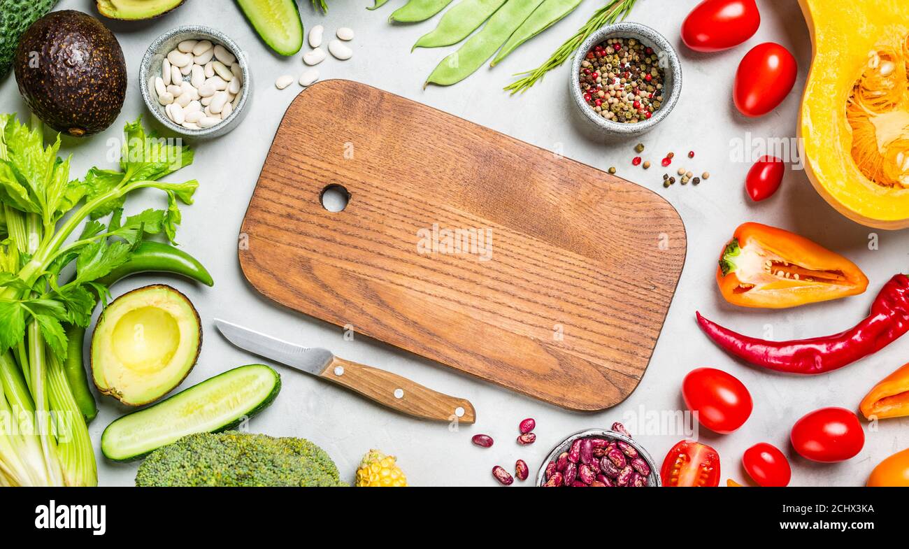 Speiserahmen. Frisches Gemüse und Schneidbrett. Ort Kopieren Stockfoto