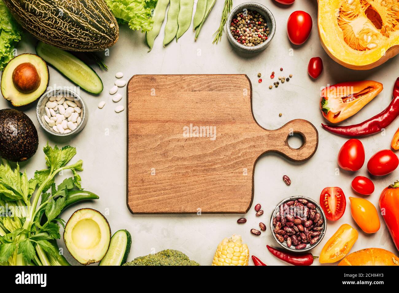 Speiserahmen. Frisches Gemüse und Schneidbrett. Ort Kopieren Stockfoto