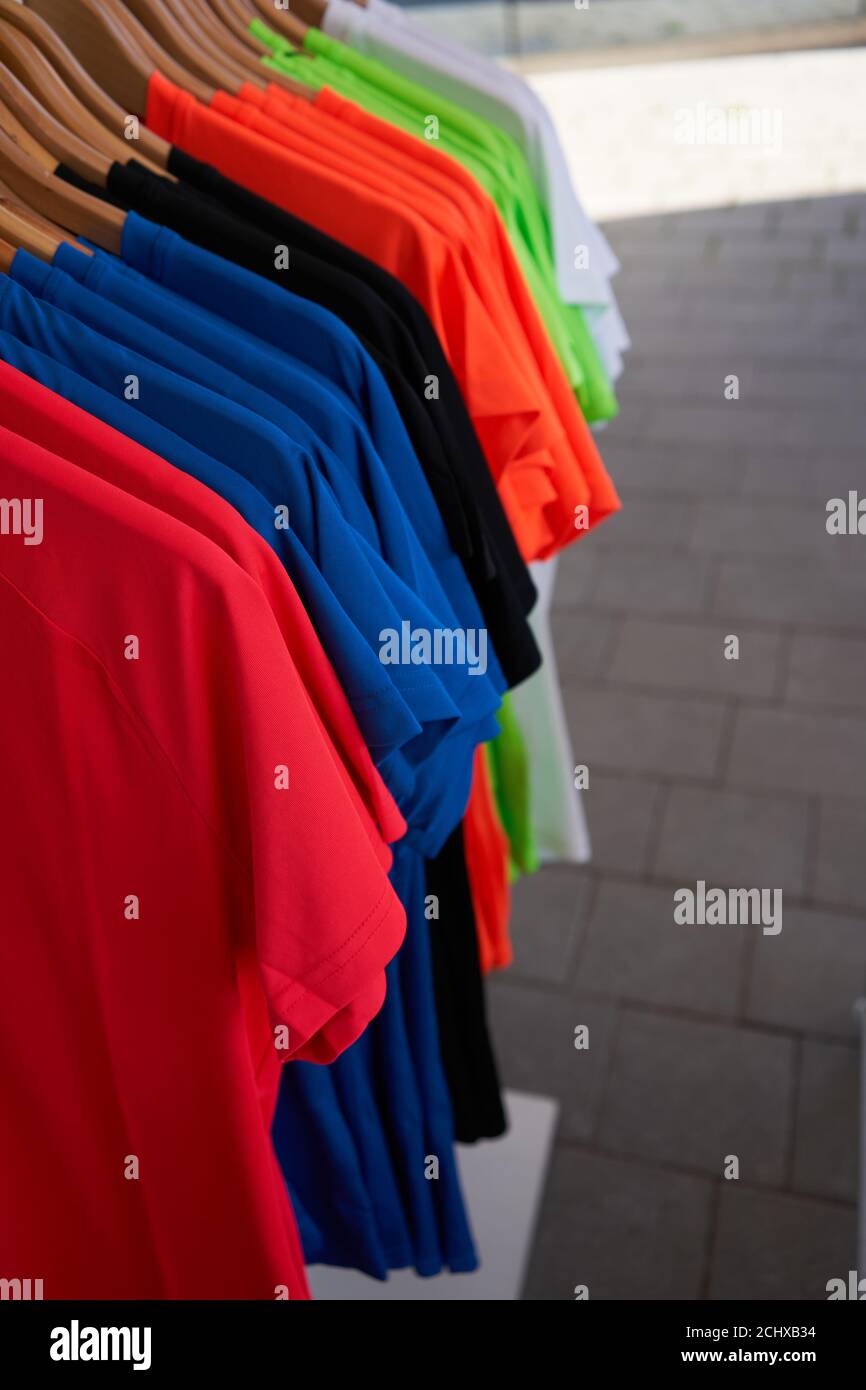 20-08-25 Verkauf von farbigen T-Shirts mit kurzen Ärmeln Stockfoto