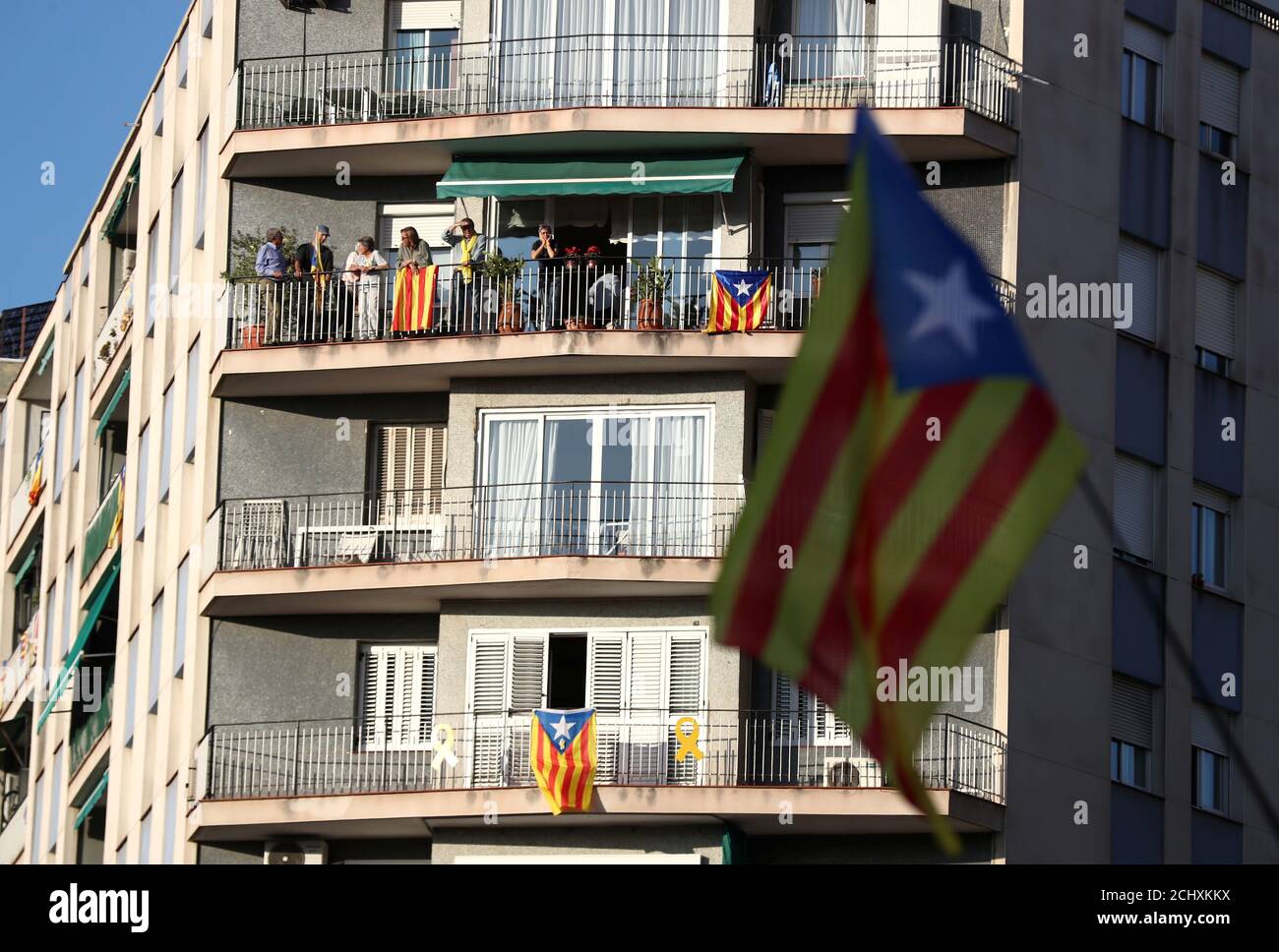 Die Menschen beobachten von einem Balkon aus, wie katalanische Demonstranten, die sich für die Unabhängigkeit einsetzen, an einem Protest zur Freilassung inhaftierten separatistischen Führern in Barcelona, Spanien, teilnehmen, 26. Oktober 2019. REUTERS/Sergio Perez Stockfoto