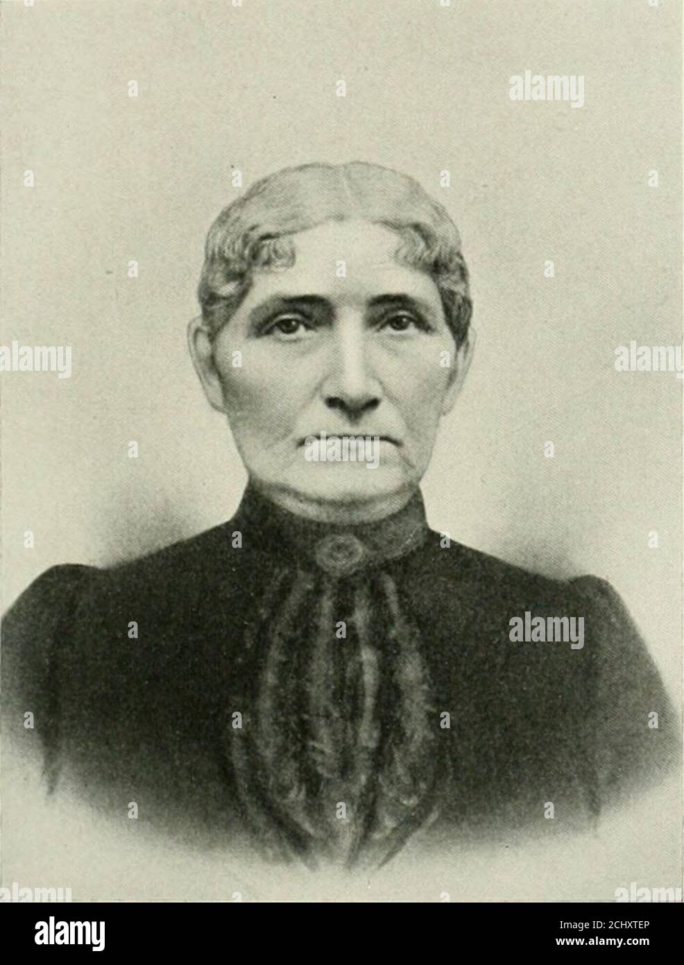 . Fitchburg Vergangenheit und Gegenwart . FRAU HARRIET (STEIN) KIMBALL (1790-1 Witwe von Alpheus Kimball und Mutter von Alpheus P.. William. JamesA. Und Gen. John W. Kimball. Frau Jeremiah B. Lovett und Frau RichardH. Torrey. Geboren Framingham, Mass.. Juli 29, 1790. Verheiratet Im September 29.1816. War zum Zeitpunkt ihres Todes im Alter von 97 Jahren. 5 Monate und 7 Tage, die älteste Person in Fitchburg. Ihr Gedächtnis und ihre geistigen Gesinnungen waren bemerkenswert gut erhalten, und nachdem sie hier 90 Jahre lang gewohnt hatten, sherembered deutlich die Ereignisse zu Beginn des neunzehnten Jahrhunderts.. Stockfoto
