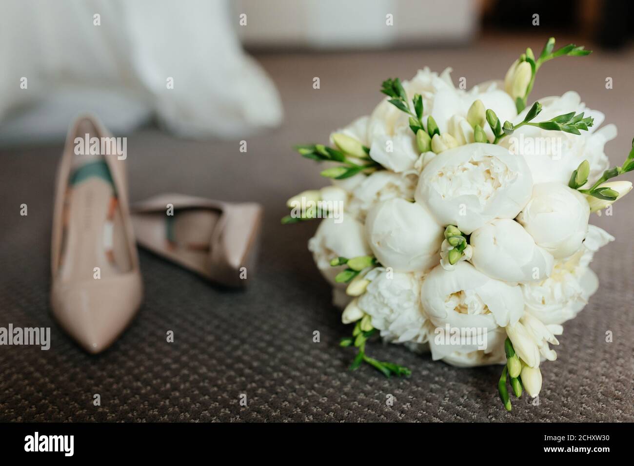 Hochzeitsbouquet aus Pfingstrosen und beigen Brautabsätzen. Brautmorgen Stockfoto