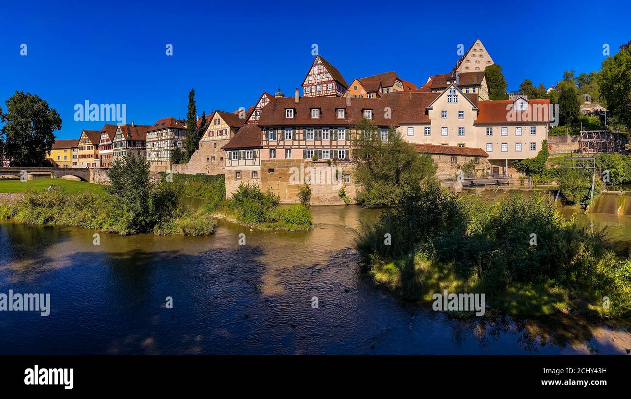 Fantastisches Panorama der Altstadt von Schwäbisch Hall mit Alte Fachwerkhäuser von der Insel im Fluss gesehen Kocher Stockfoto