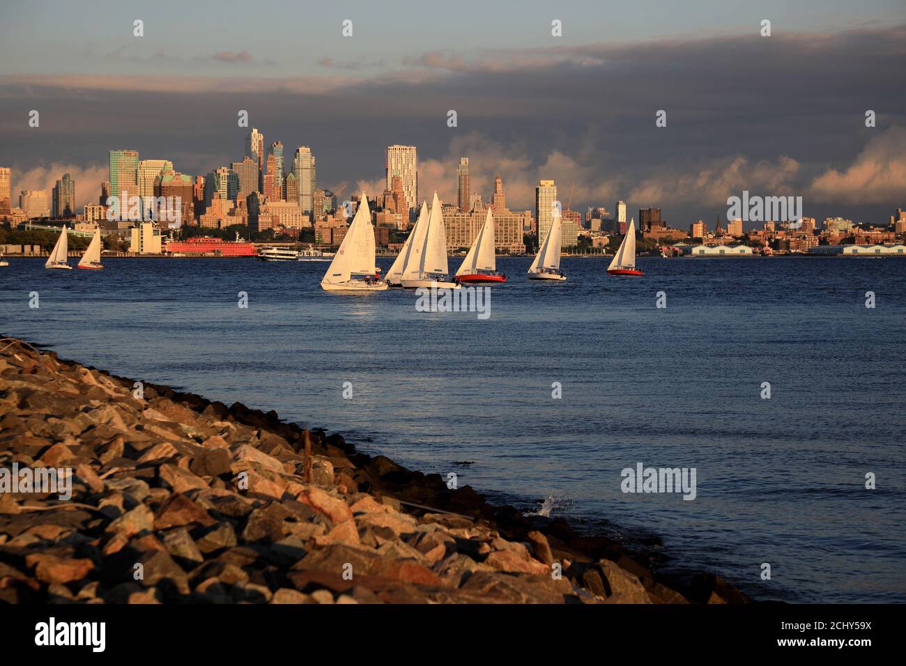 Skyline von Brooklyn von New York City mit Segelbooten Das Wasser von New York Harbour im Vordergrund von New Jersey.NJ.USA Stockfoto