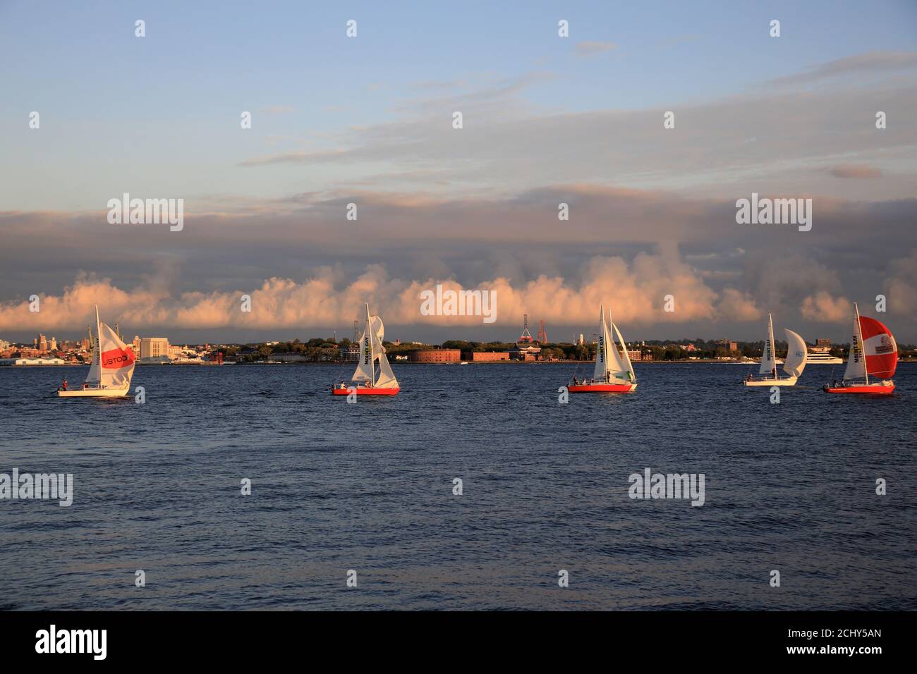 Segelboote in New York Harbour Water mit Castle Williams auf Governors Island im Hintergrund.New York City.New York.USA Stockfoto
