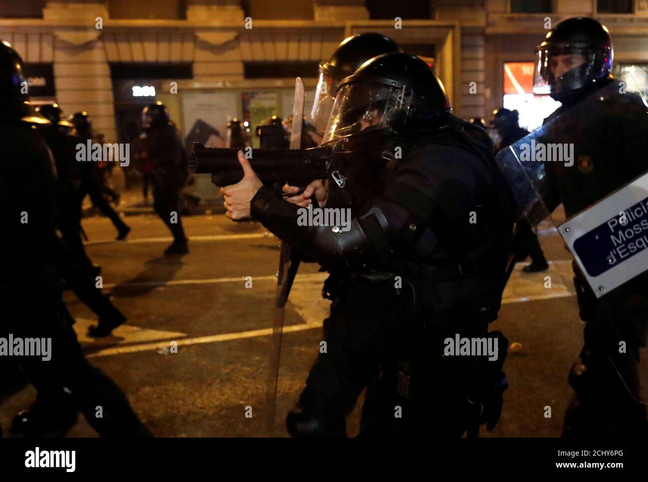 Ein Bereitschaftspolizist zielt auf seine Schaumgeschosspistole, während katalanische Unabhängigkeitsdemonstranten gegen Polizeiaktionen in Barcelona, Spanien, am 26. Oktober 2019 protestieren. REUTERS/Sergio Perez Stockfoto