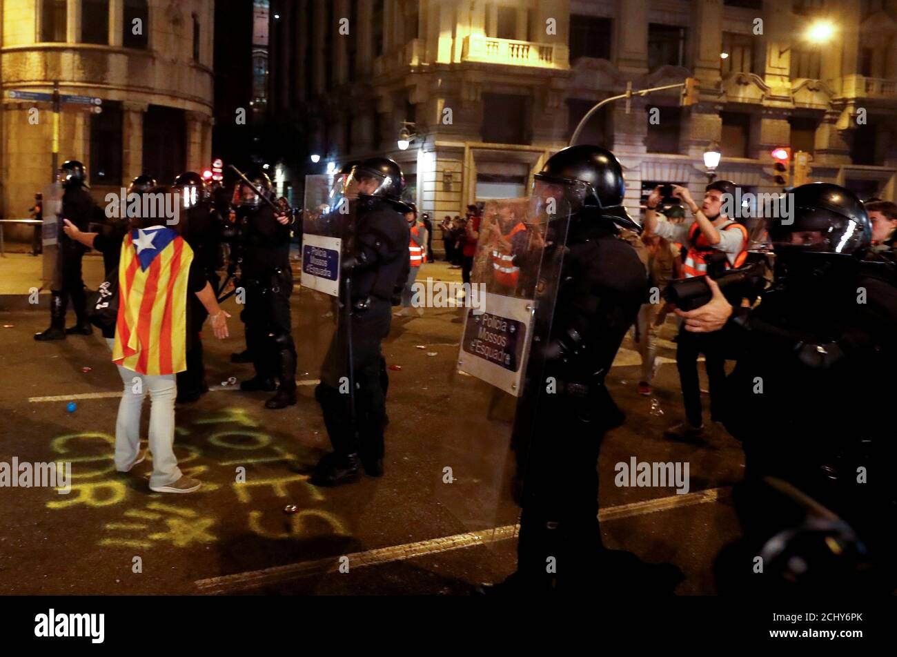 Ein katalanischer Demonstranten, der sich für die Unabhängigkeit eingesetzt hat, steht während eines Protestes gegen Polizeiaktionen in Barcelona, Spanien, am 26. Oktober 2019 vor der Bereitschaftspolizei. REUTERS/Sergio Perez Stockfoto