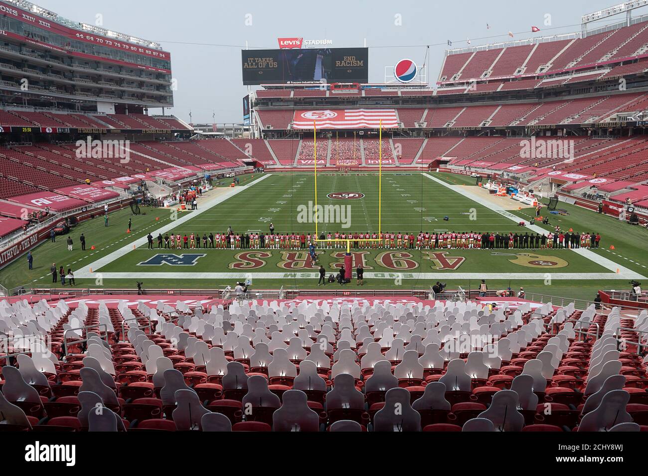 Santa Clara, CA, USA. September 2020. Die Rückseite der Ausschnitt Fotos von Fans beobachten die San Francisco 49ers während eines Vorspiels Black Lives Matter Programm während der Saisoneröffnung kein Fan NFL Spiel im Levi's Stadium am Sonntag, 13. September 2020 in Santa Clara. Quelle: Paul Kitagaki Jr./ZUMA Wire/Alamy Live News Stockfoto