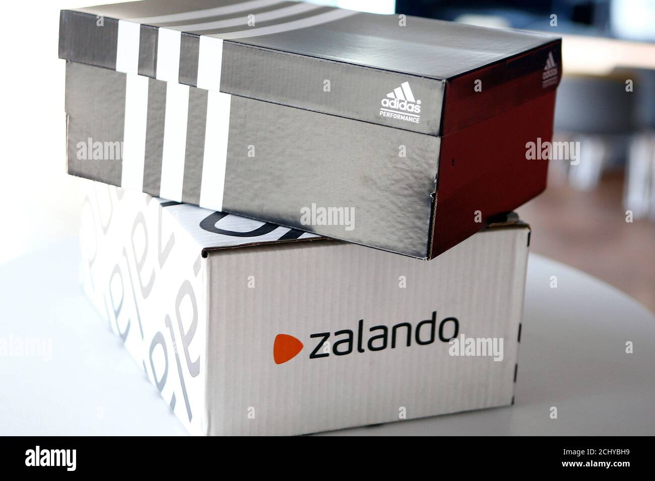Ein Adidas-Schuhkarton steht über einem Zalando-Karton auf einer  inszenierten Szene in Berlin, Deutschland 8. Juni 2016. REUTERS/Axel  Schmidt Stockfotografie - Alamy