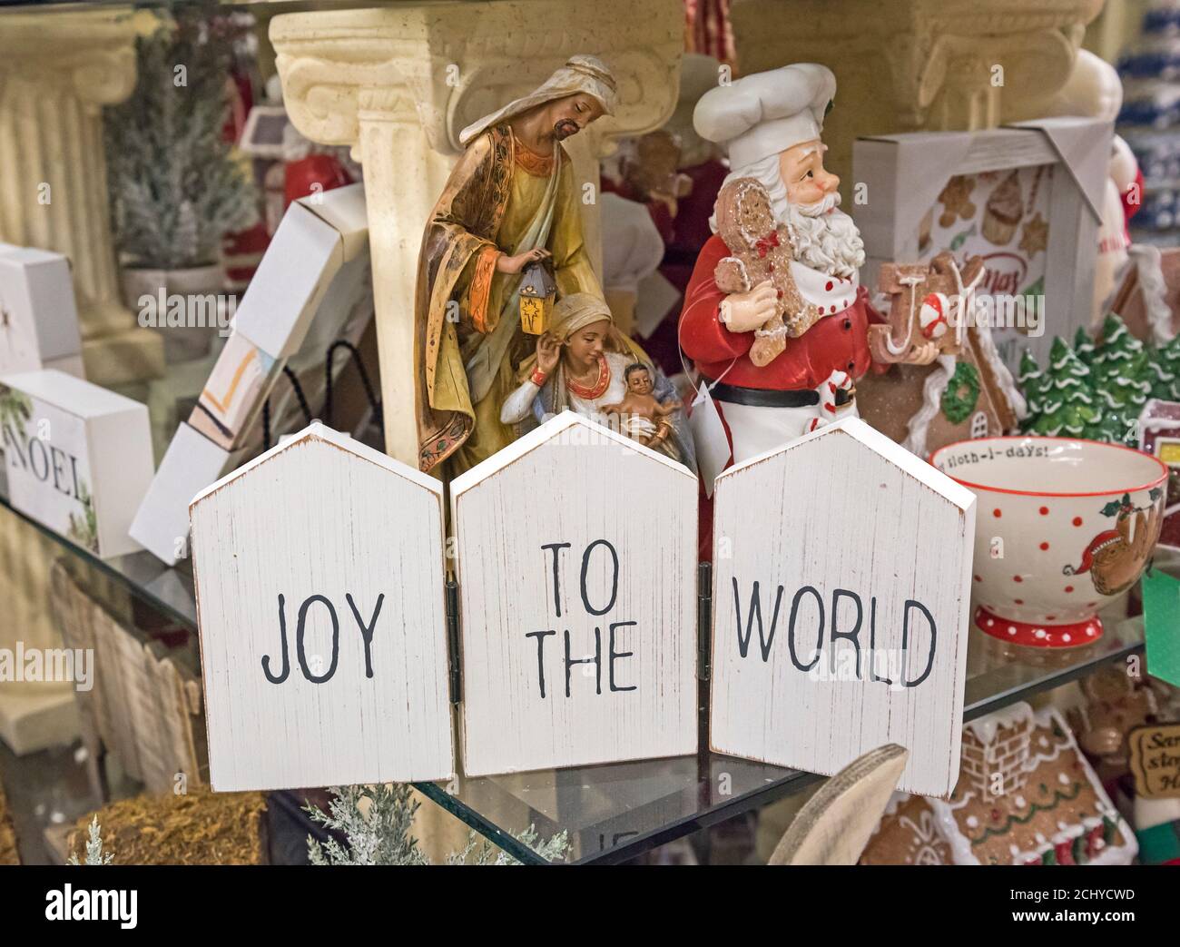 Weihnachtseinkäufe und Dekorationen in einem Geschäft. Stockfoto