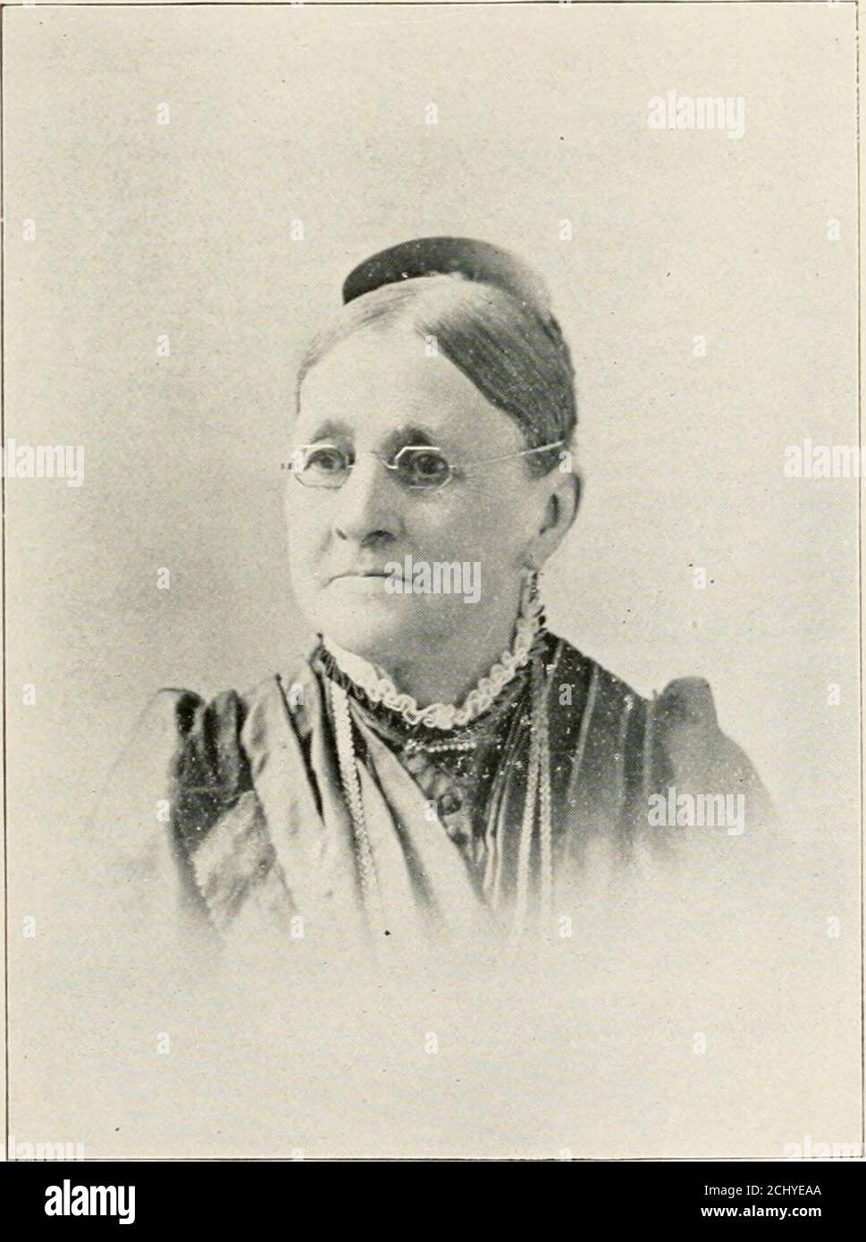 . Eine genealogische Aufzeichnung der Nachkommen von Henry Stauffer und anderen Stauffer-Pionieren: Zusammen mit historischen und biographischen Skizzen. (Siehe Seite ro6.. Frau Eliza Stover (siehe Seite So.) NACHKOMMEN VON HENRY STAUFFER 191 VI. Lizzie M Stover, geboren am 20. September 186S ; m DanielJohnson im Jahr 1893. Po Lederachville, Pa. Kinder:(VII) Anna Rebecca S Johnson, geboren am 20. März 1894.(VII) Charles Irvin S Johnson, b am 12. September 1895. VI Amanda M Stover, b 3. Juli 1871. P O Kulps-ville, Pa. Schneiderin. S. VI Ehvood M Stover, b 31. März 1874. P O Kulps-ville, Pennsylvania. Er besuchte die West Chester StateNormal Schoo Stockfoto