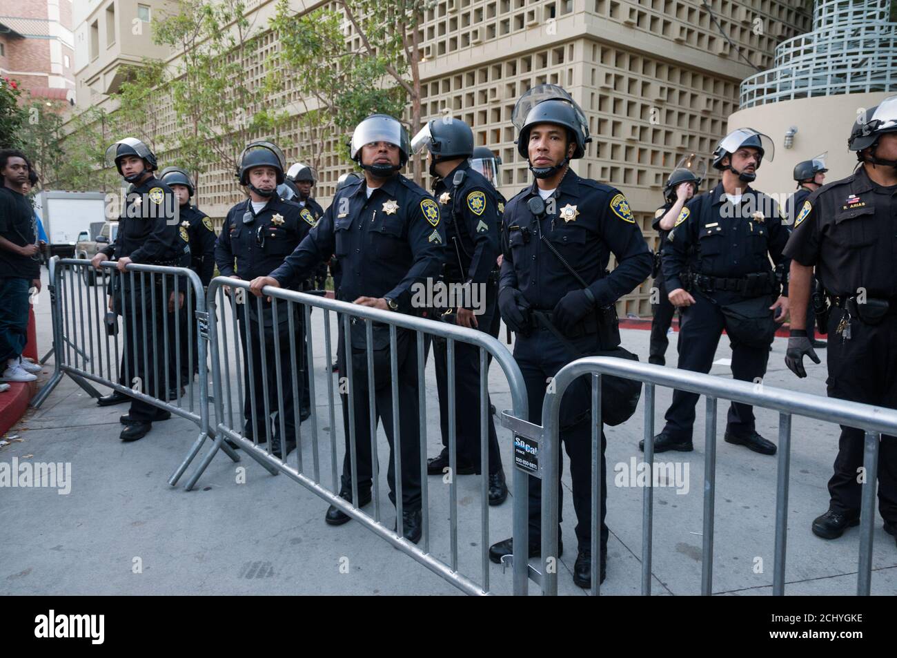 Los Angeles, CA, USA. November 2009. Studenten und Polizisten treten während eines Protestes gegen eine 32-prozentige Studienzuwachs an der University of California Los Angeles ins Gesicht. Stockfoto