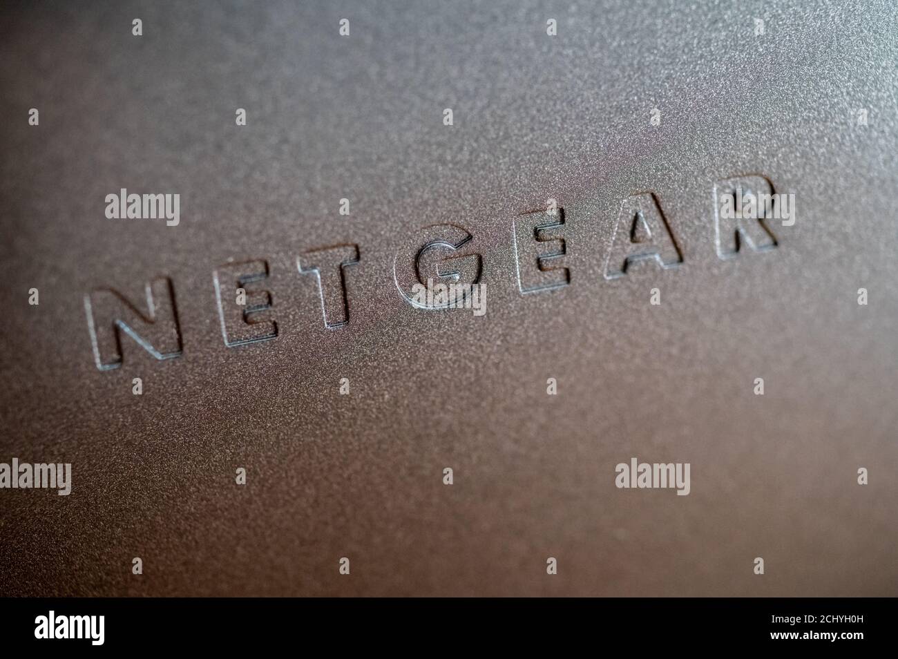 Nahaufnahme des Frontblechgehäuses oder Gehäuses des Netgear NAS-Laufwerks mit Logo. Stockfoto